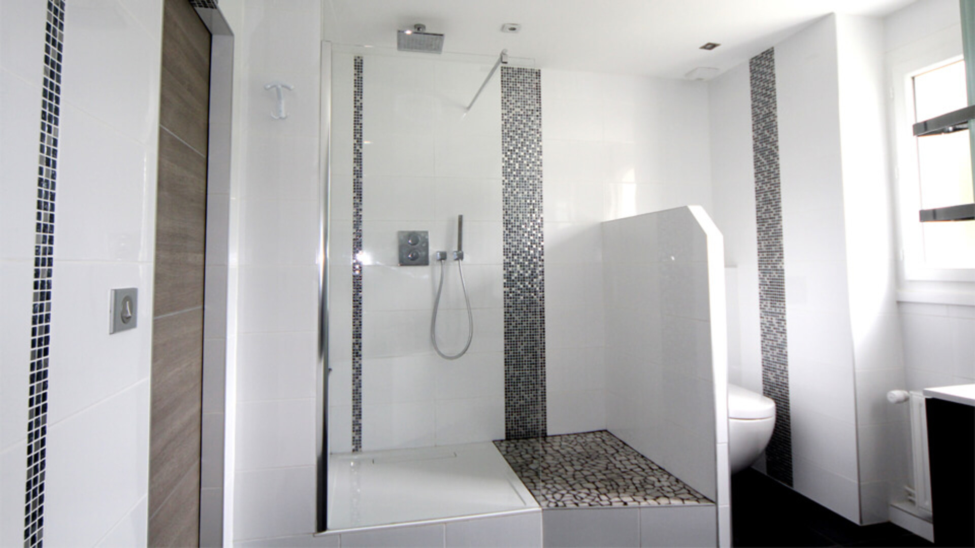 Deco salle de bain : avantages du carrelage au sol ou mural